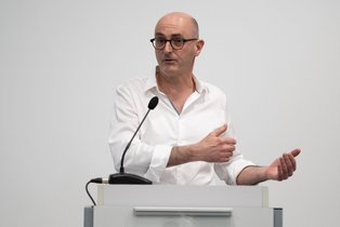 EADI President Andy Sumner chairing the final roundtable