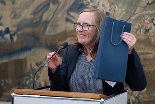 Executive Secretary of the EADI secretariat Suanne von Itter receiveing a thank-you present at Town Hall